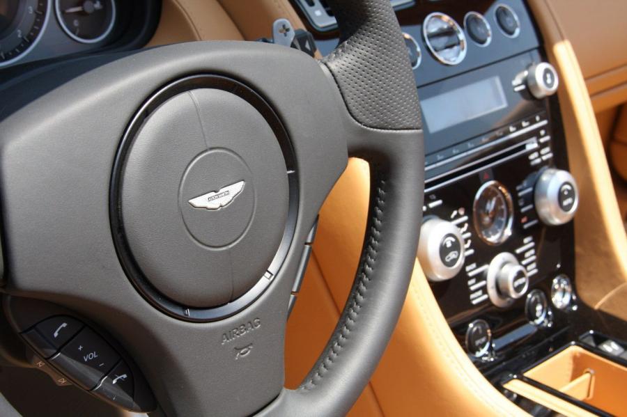 Детали интерьера Aston Martin DBS Volante 2009 года  (NA) (фото 17 из 31)